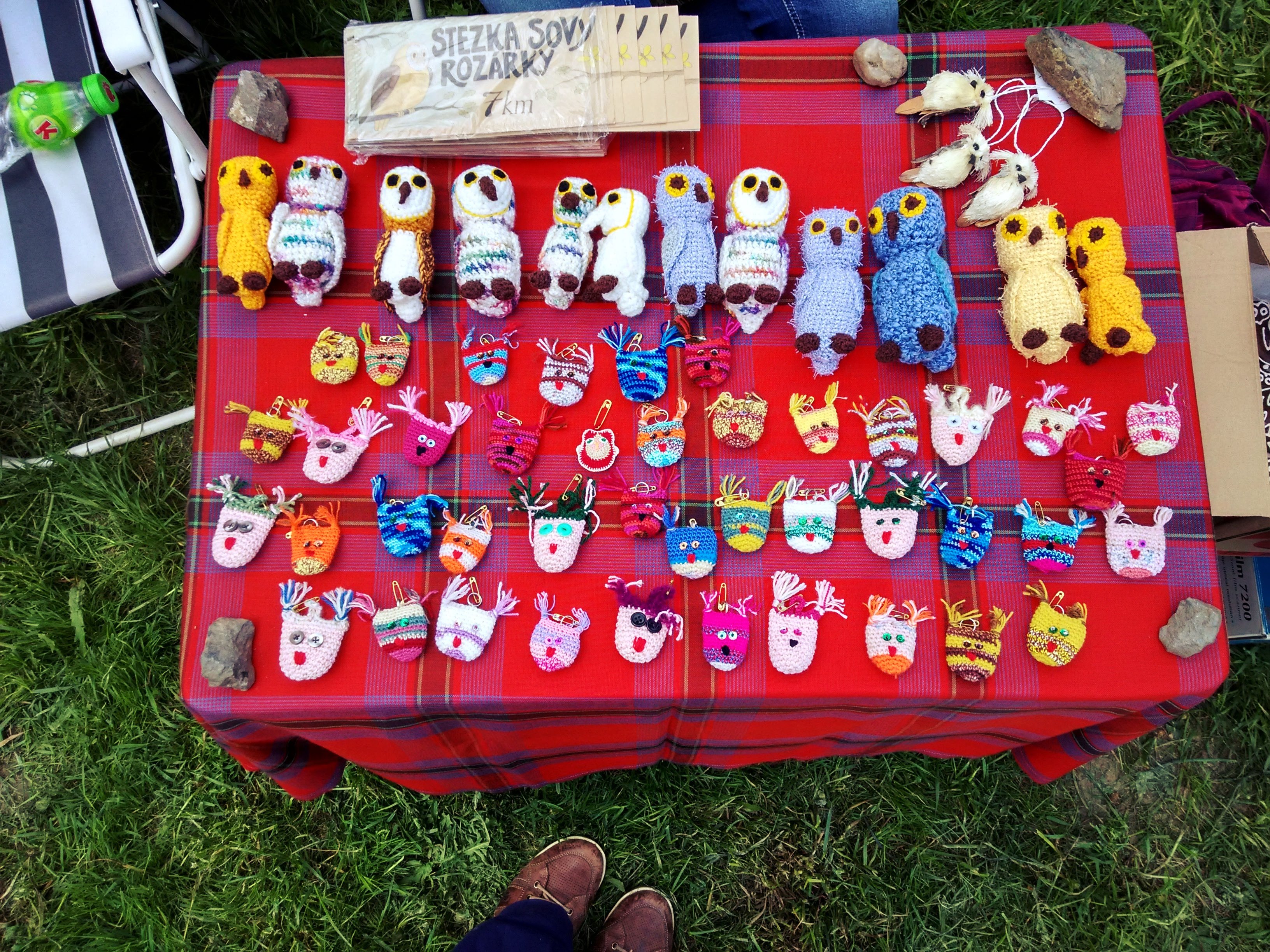 Jedna z odměn pro děti. Háčkované sovičky od babiček z pečovatelského domu.