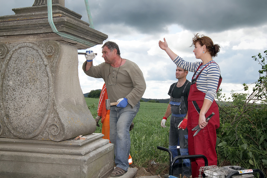 Konečné úpravy kamenických mistrů