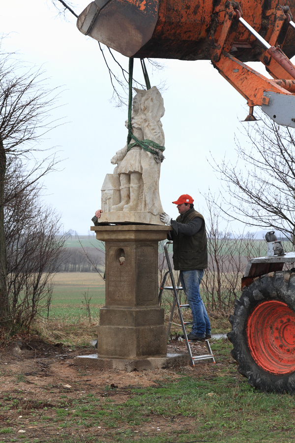Znovupostavení zrekonstruované sochy