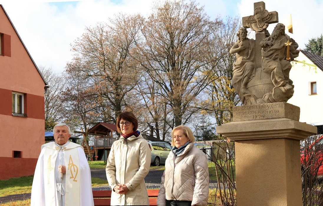 P. farář Kavec, Hana Hnyková, p. starostka Helena Plitzová