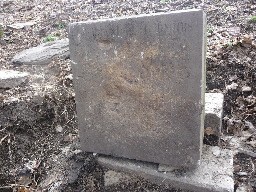 Podstavec s nápisem