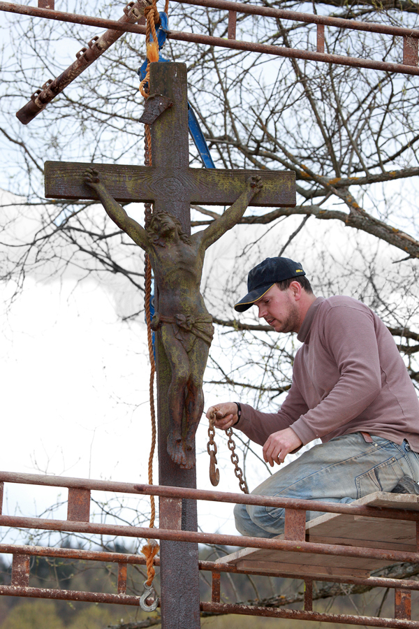 Marcel při demontáži kříže